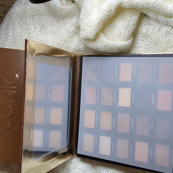 ICONIC London BOOMING & GLEAMING Eyeshadow Palette, 20 x5g/0.05oz - Picture 2 of 10